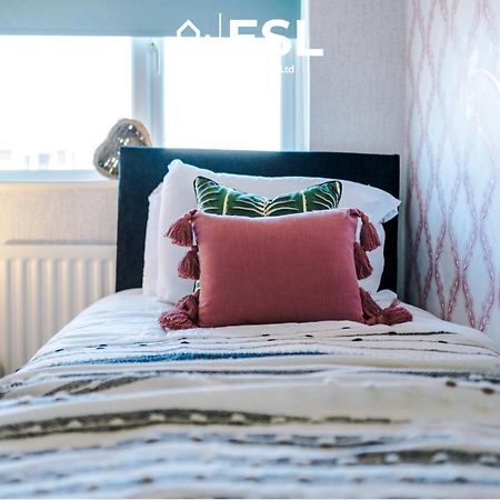 3 Bedroom House With Garden And Driveway Parking - Less Than 10 Mins From Chester City Centre Екстер'єр фото